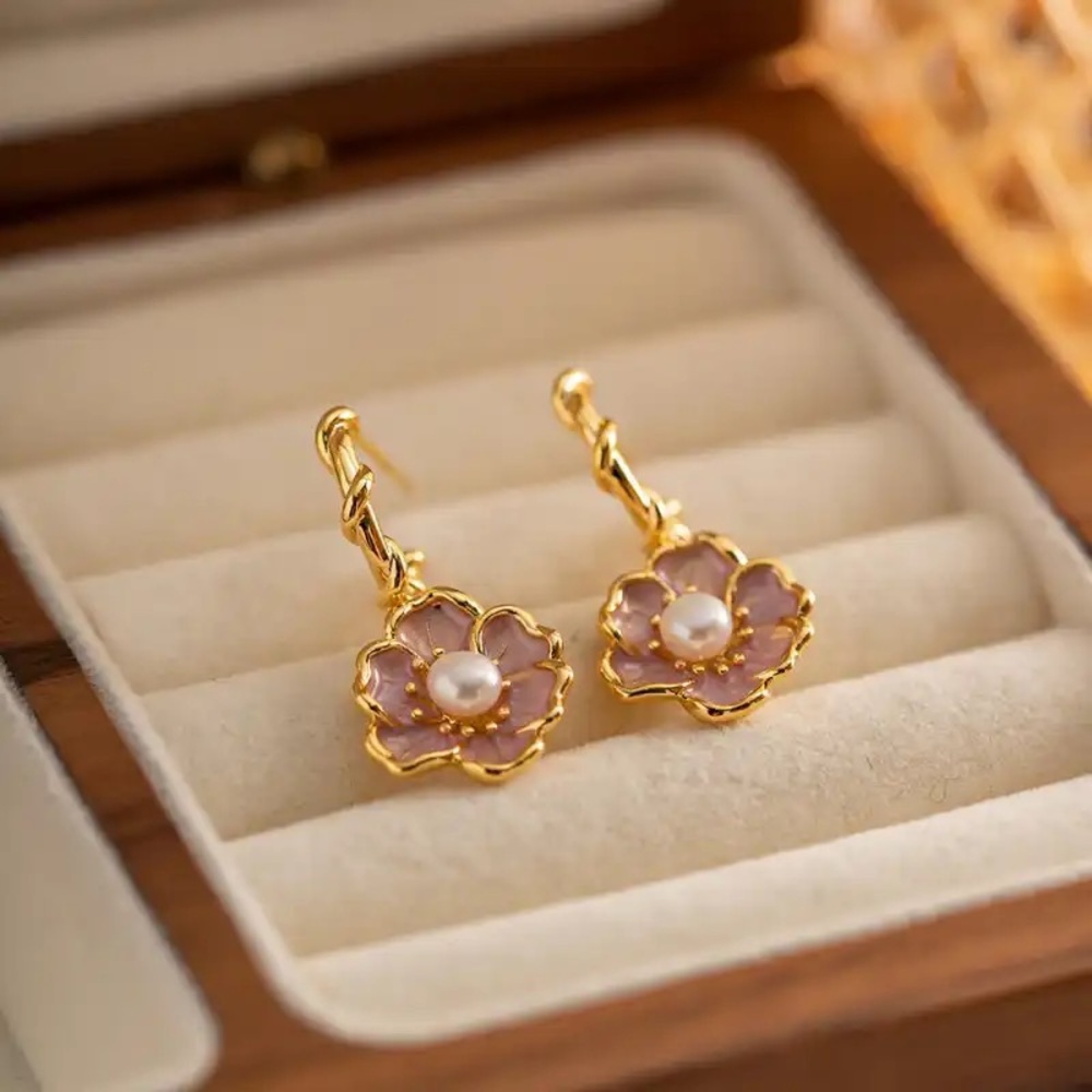 ◾️18k Gold Plated Pink Enamel Freshwater Pearl Flower Earrings